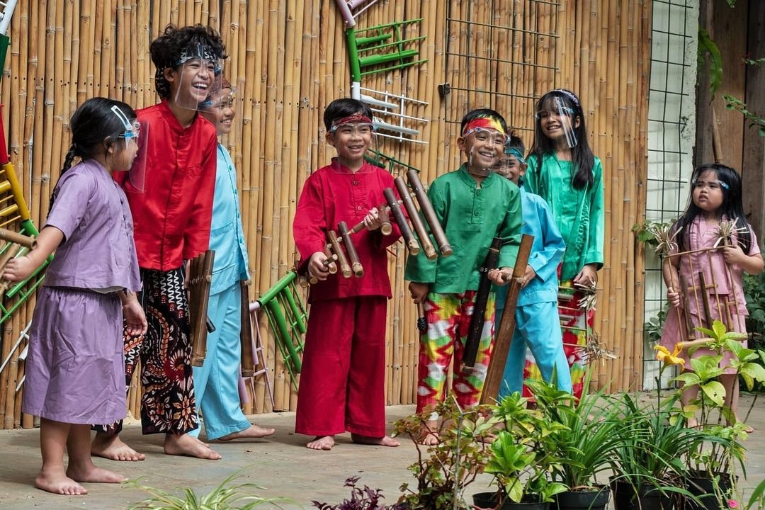 Anak-anak Saung Angklung Udjo