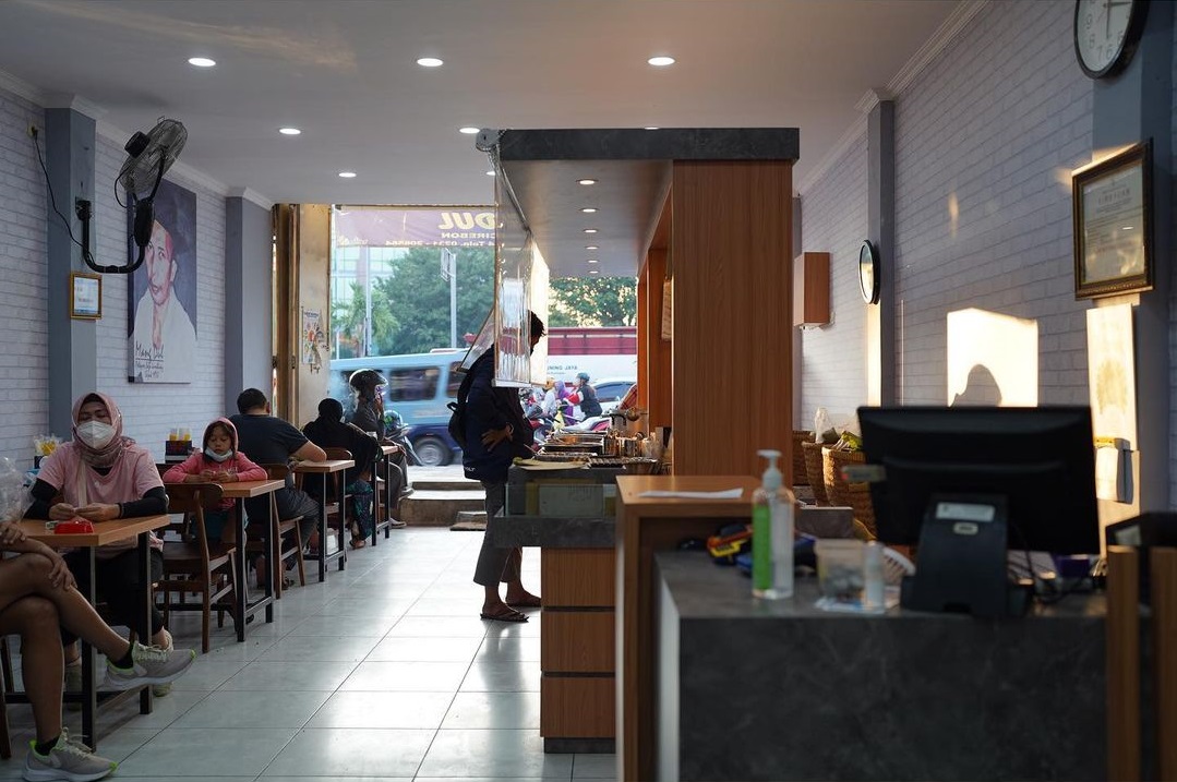 Suasana Kedai Atau Rumah Makan Nasi Jamblang Mang Dul Cirebon