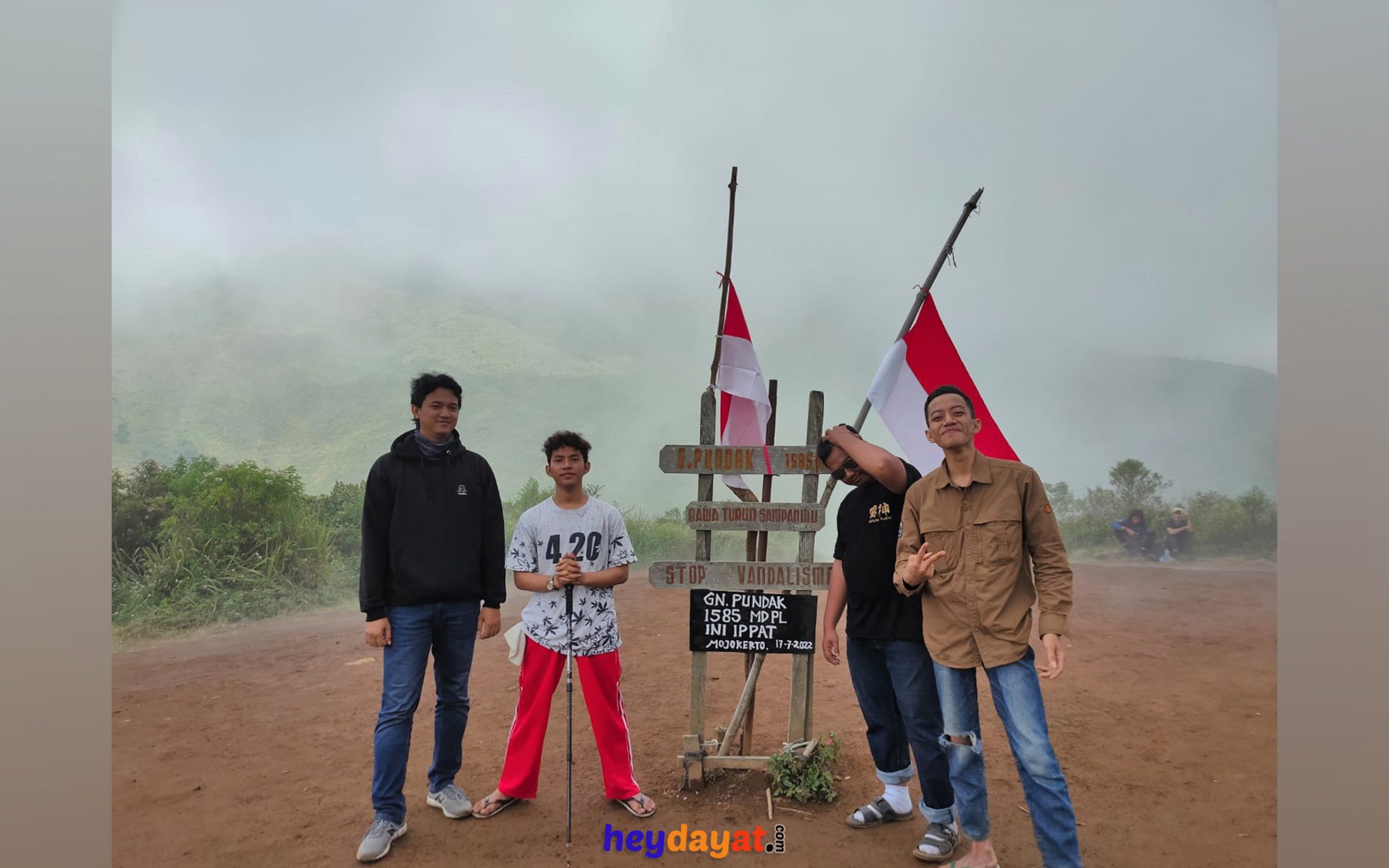 Foto Di Puncak Gunung Pundak