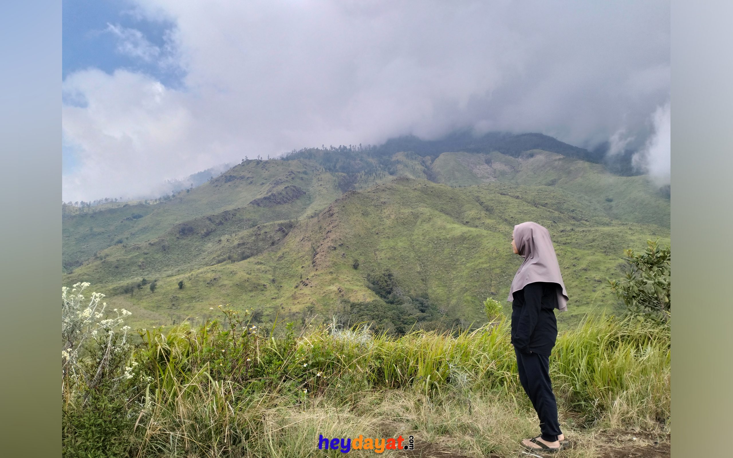 Foto Pemandangan Di Puncak Gunung Pundak