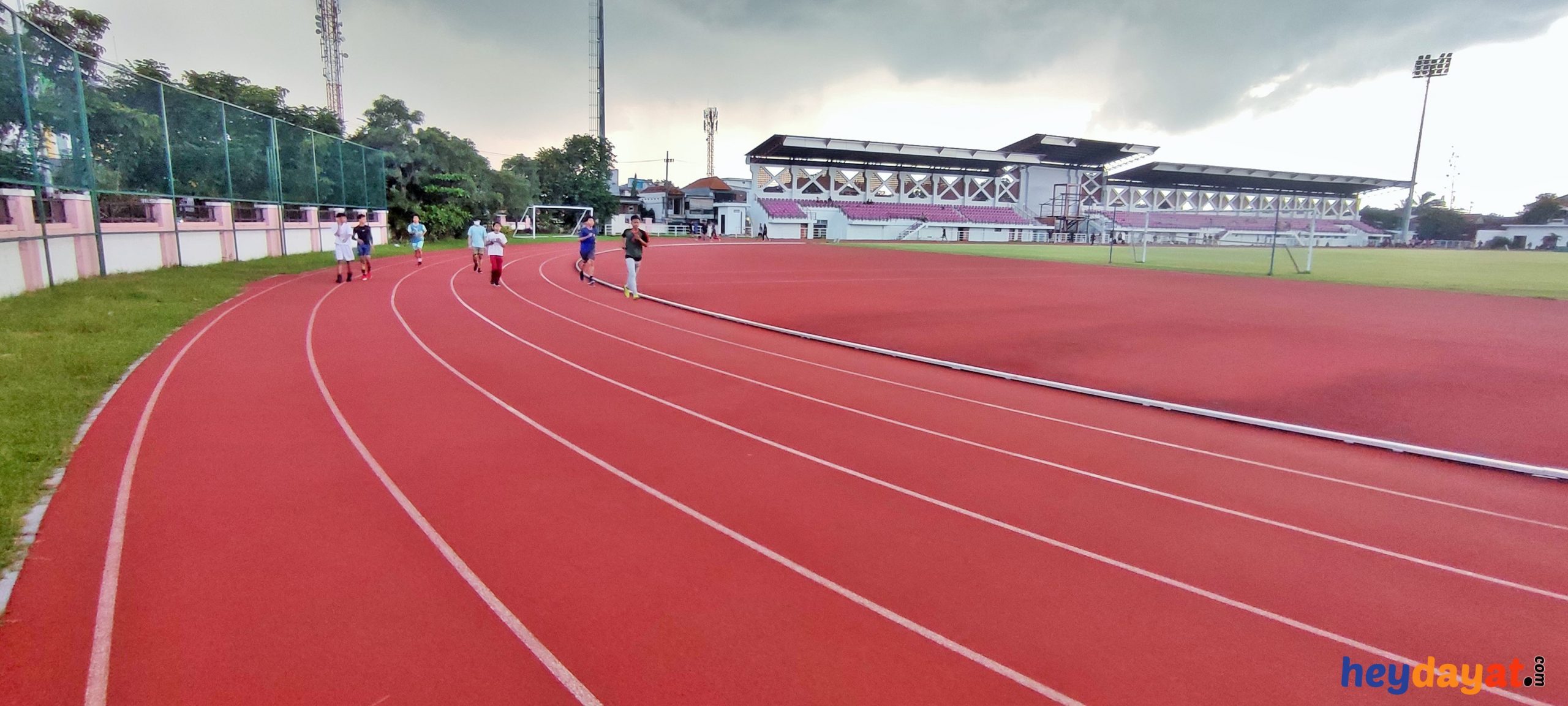 Lintasan Lari Jarak Jauh Lapangan Atletik Thor Surabaya