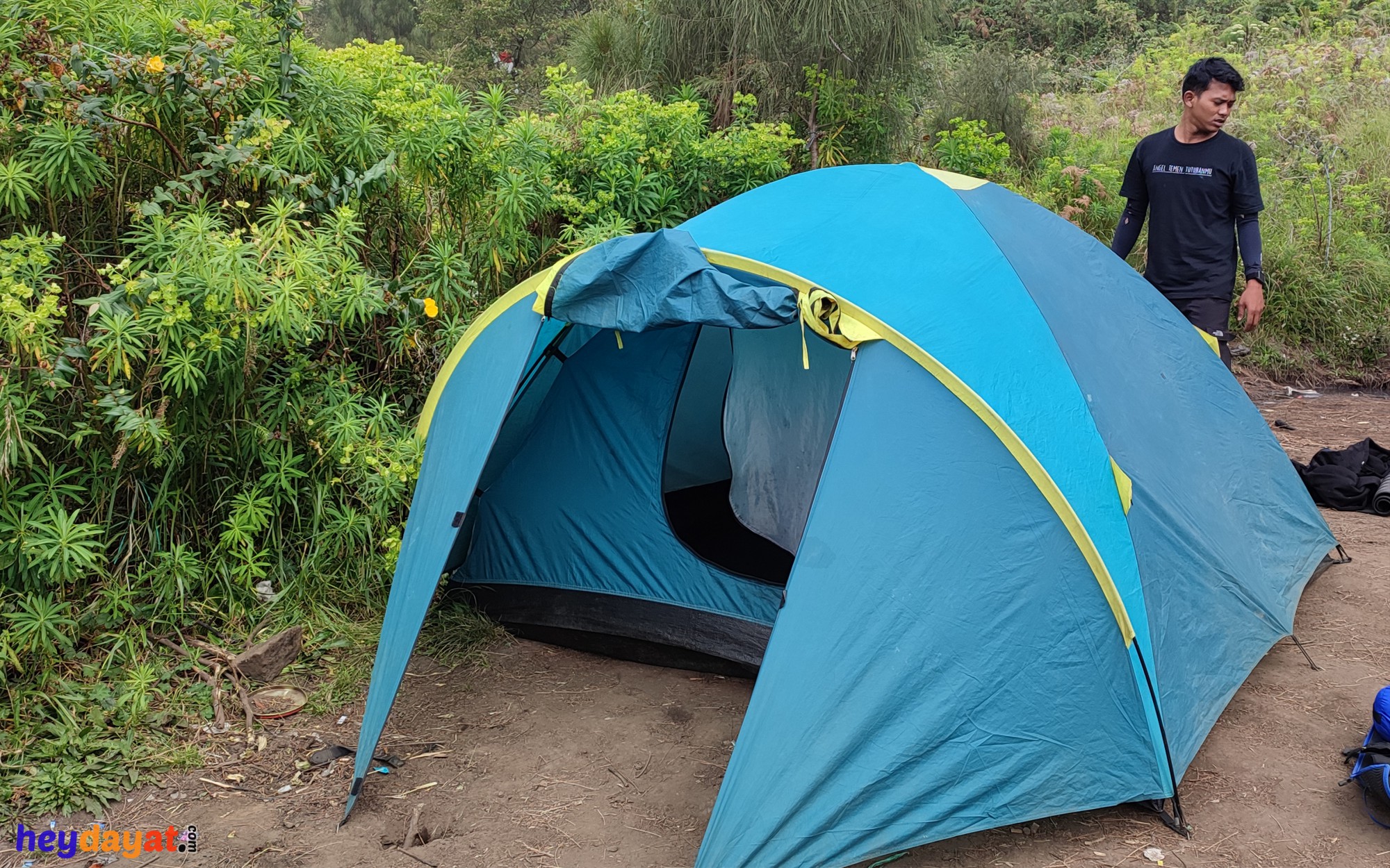 Cara Memilih Tempat Mendirikan Tenda Saat Mendaki Gunung